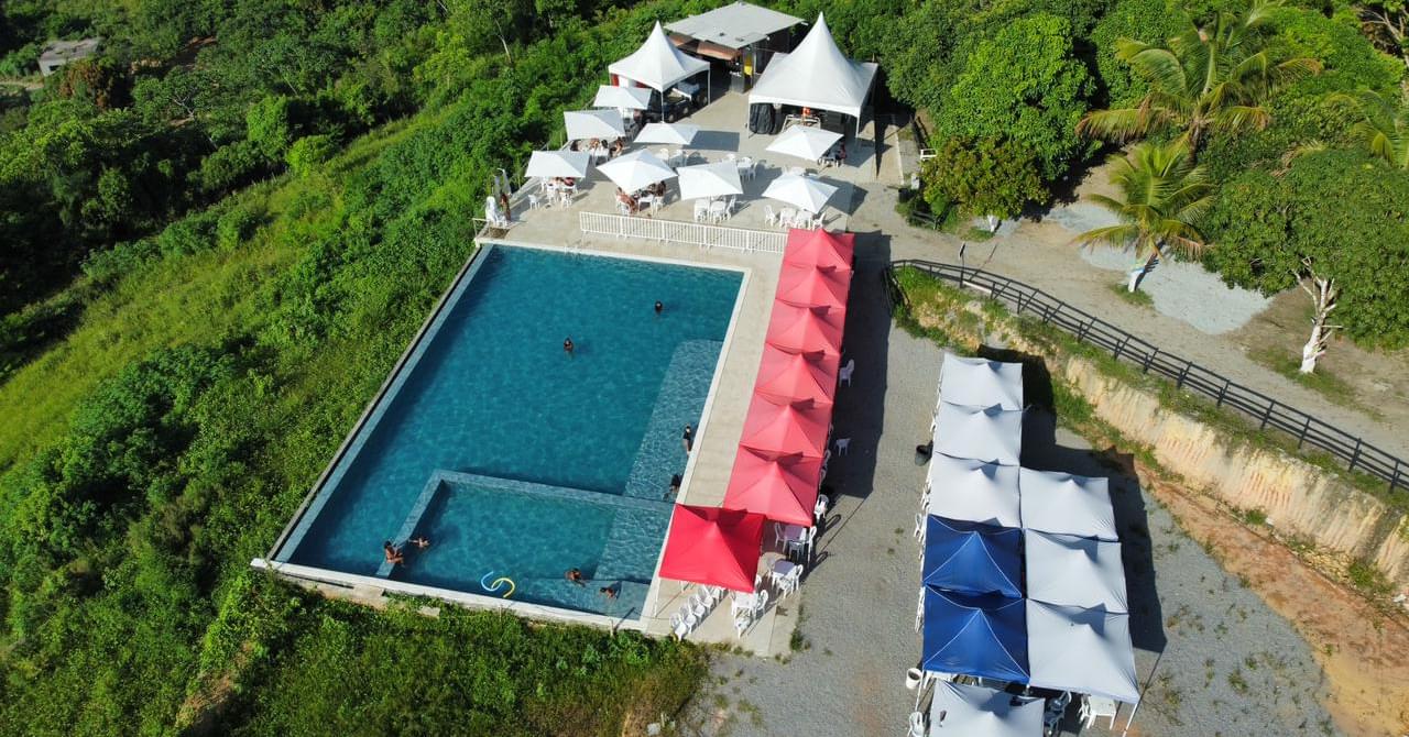 Vista aérea do Arena Club 56: piscina, tendas e área de lazer